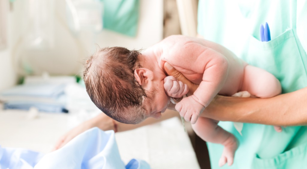 الولادة الطبيعية: الساعات الأولى للجنين والأم
