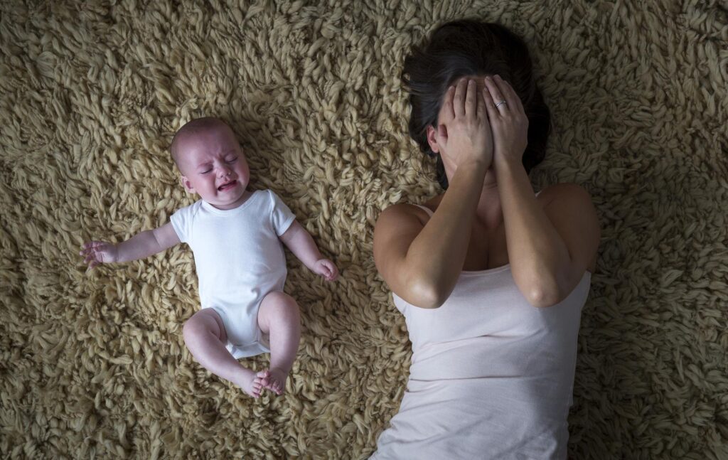الفرق بين كآبة النفاس واكتئاب ما بعد الولادة